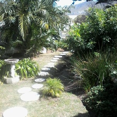 40 On Main Self Catering Apartment Hermanus Bagian luar foto