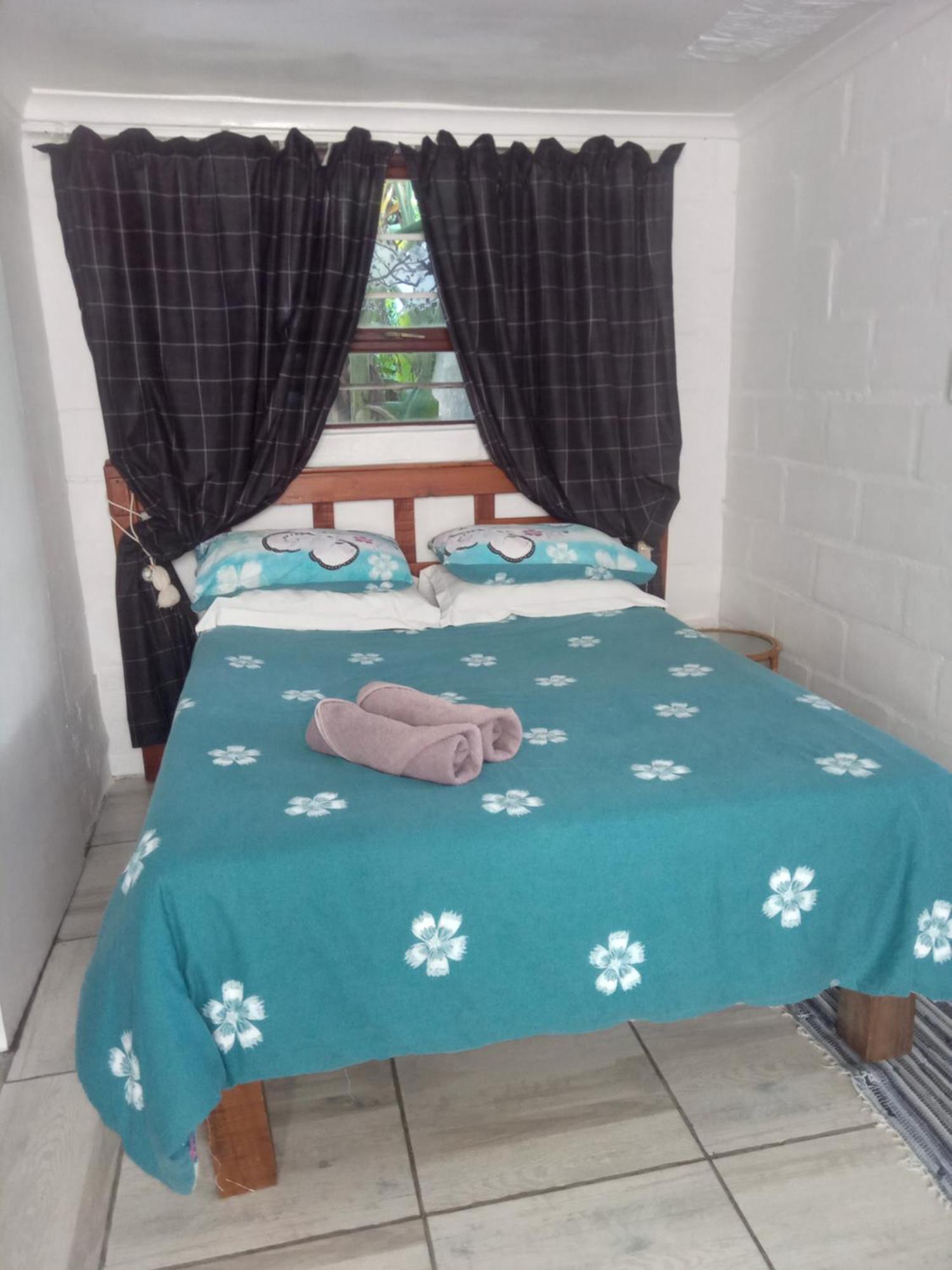 40 On Main Self Catering Apartment Hermanus Bagian luar foto